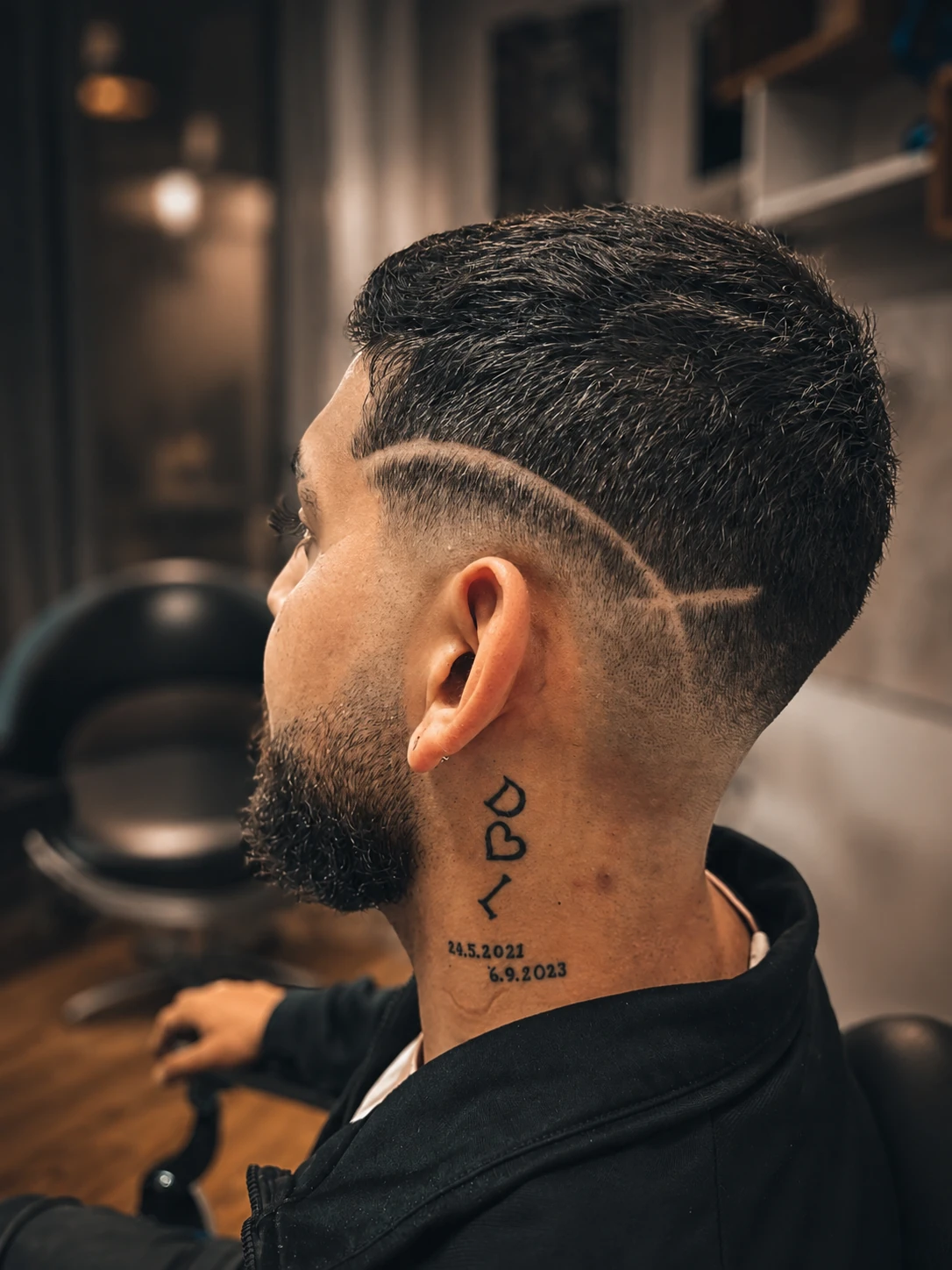 Klasický pánský střih s čistým přechodem, práce barbera Mykhaila Derbaka